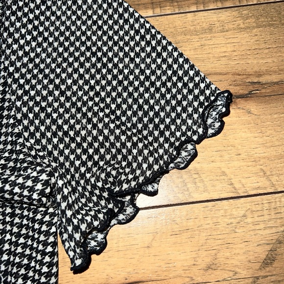 patterned top - Picture 3 of 3